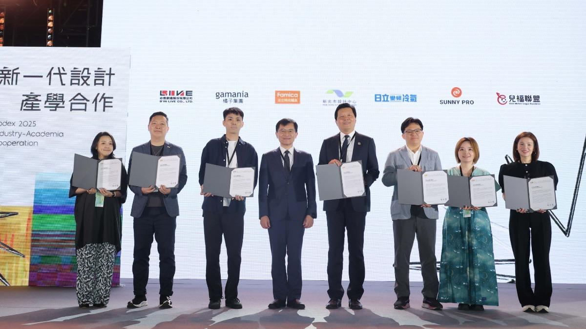 廖梓雯（左）代表必應創造獲頒企業感謝狀。（圖／必應創造提供）