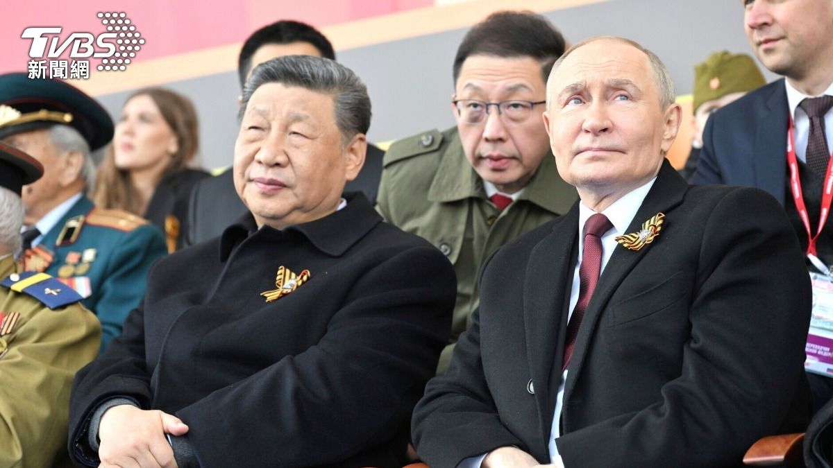 閱兵觀禮台上，普欽坐在習近平身旁。（圖／達志影像美聯社）