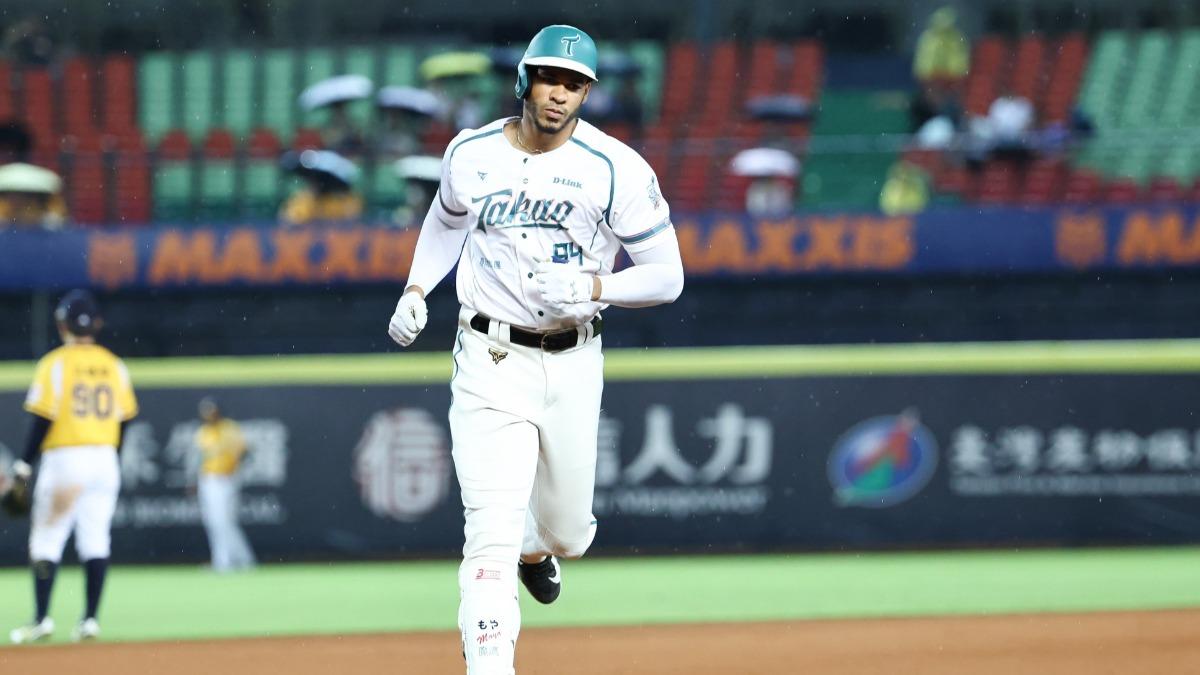 魔鷹手感火燙，連4場炸裂全壘打。（圖／翻攝自臉書@TSGHAWKS）