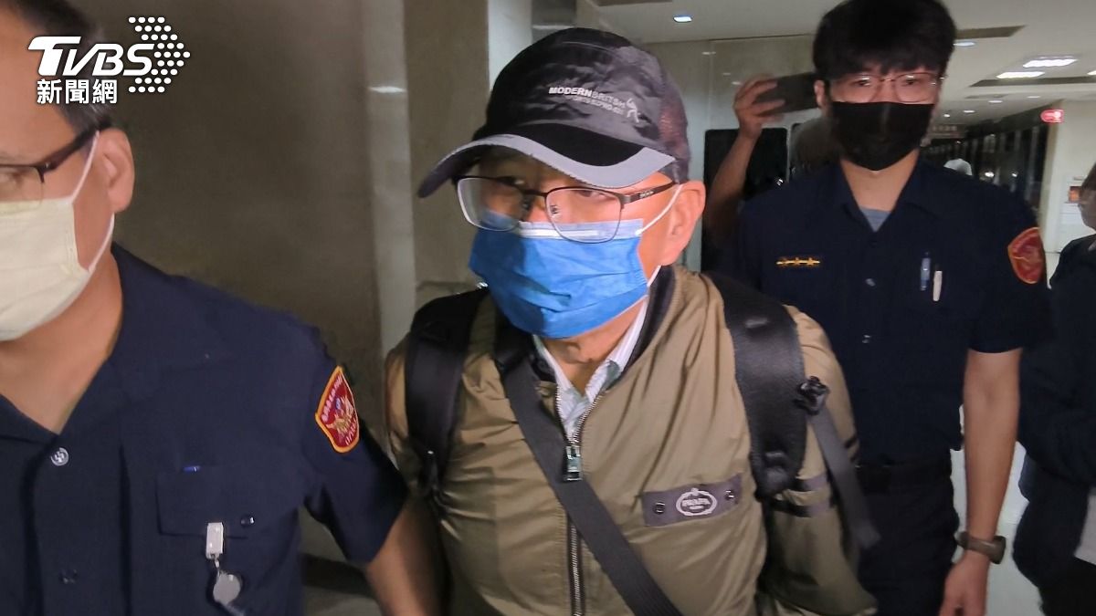 檢察官諭令傅崐萁管家李慶隆以100萬元交保，並限制住居及實施電子腳環之科技設備監控。（圖／陳冠宇攝）