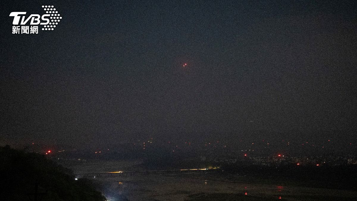 印度查謨市發生多起爆炸後停電，軍方防空系統啟動攔截不明空中物體。（圖／達志影像路透社）