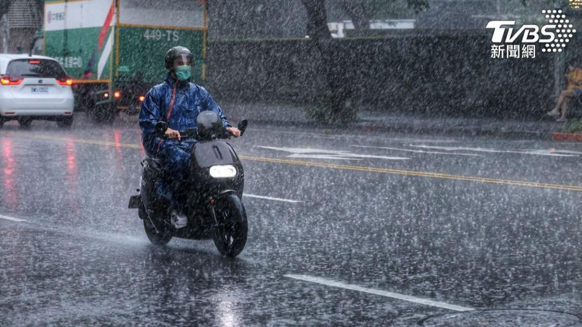 大雷雨狂轟，松山機場暫停起降。（圖／TVBS資料照）