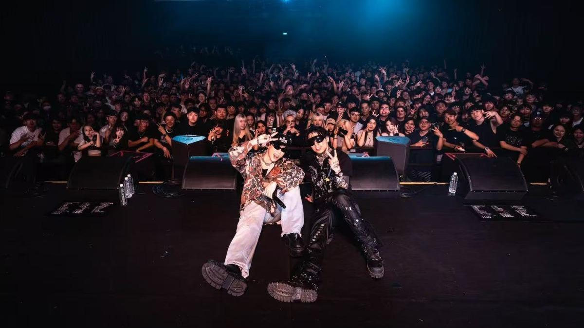 PSY.P（右）昨晚在台北Legacy開唱，好友ØZI到場力挺。（圖／PSY.P提供）