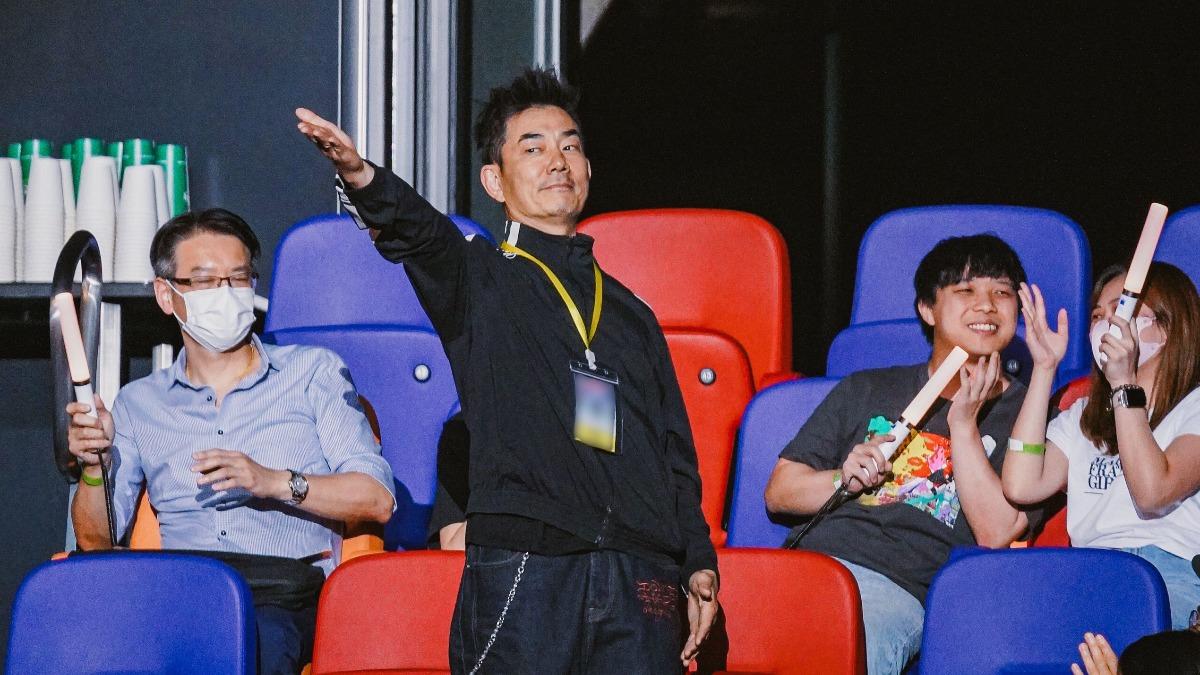 任賢齊在包廂力挺五月天。（圖／相信音樂提供）