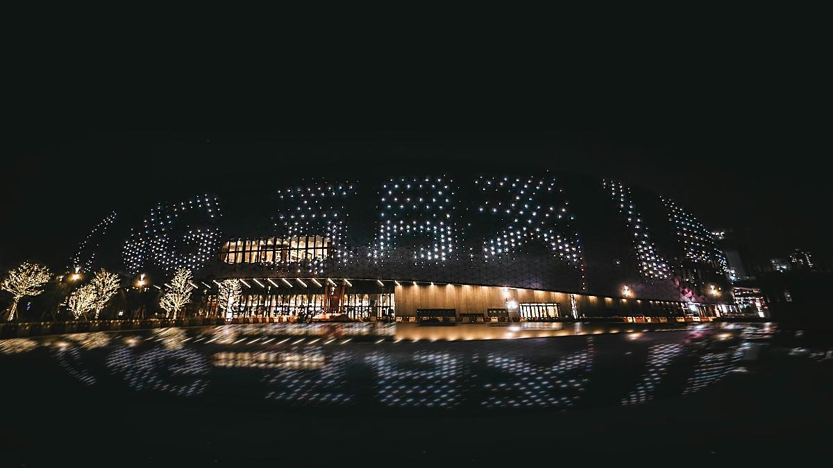 香港啟德主場館相當漂亮，外觀更以LED燈飾呈現「五月天」字樣。（圖／相信音樂提供）