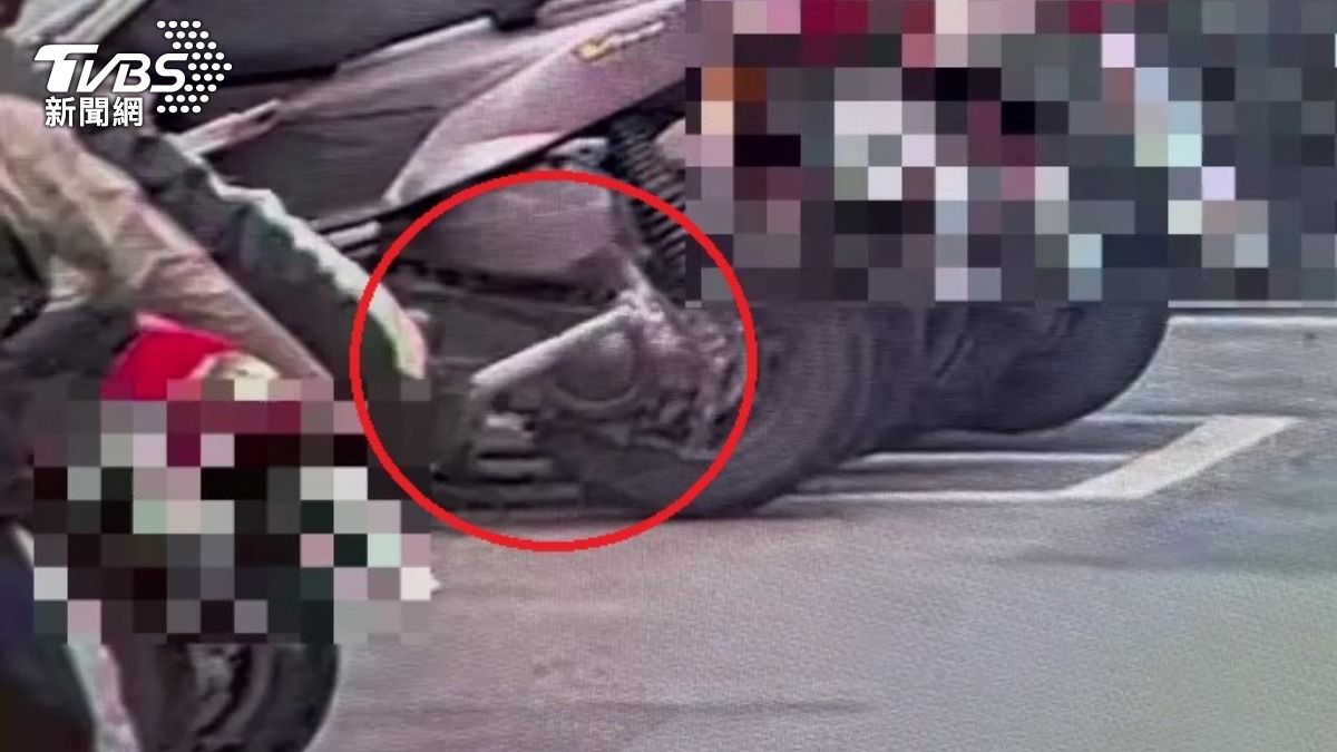 嫌犯持鐵鎚對著一旁機車一頓輸出。（圖／TVBS）