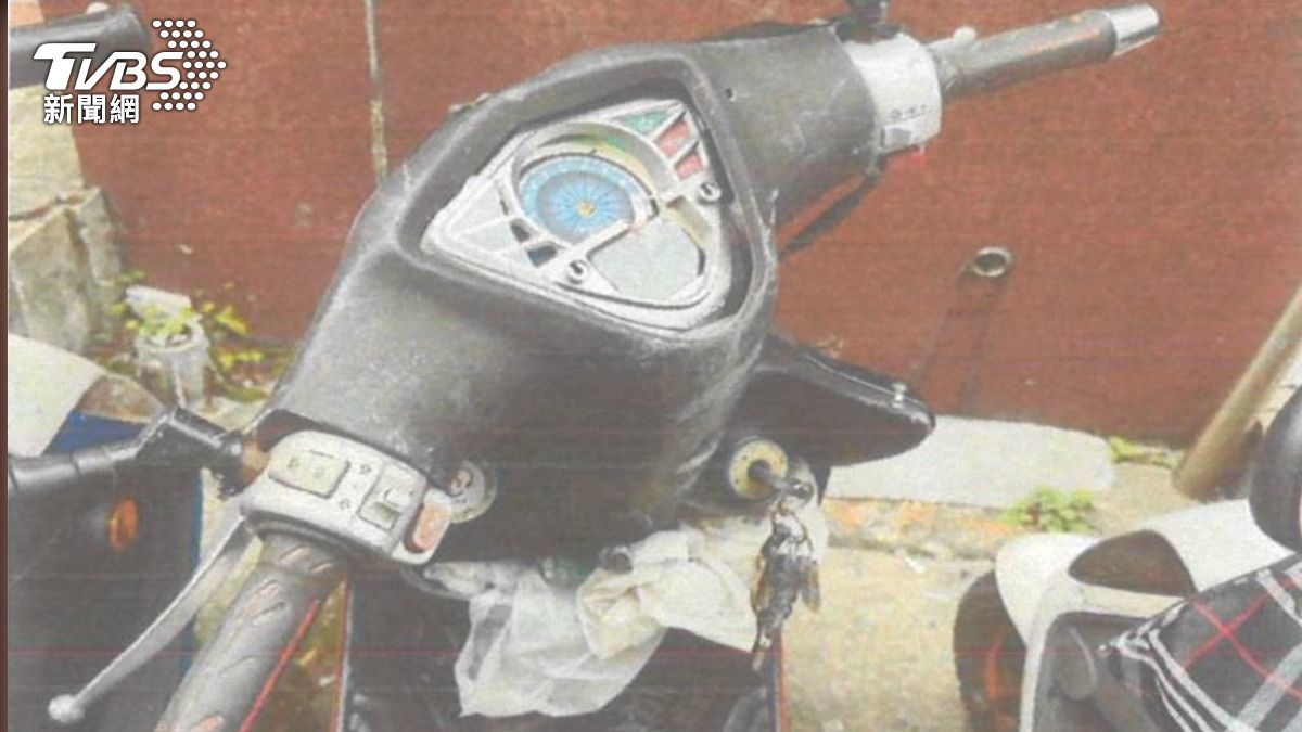 被害人機車車頭被砸毀。（圖／TVBS）