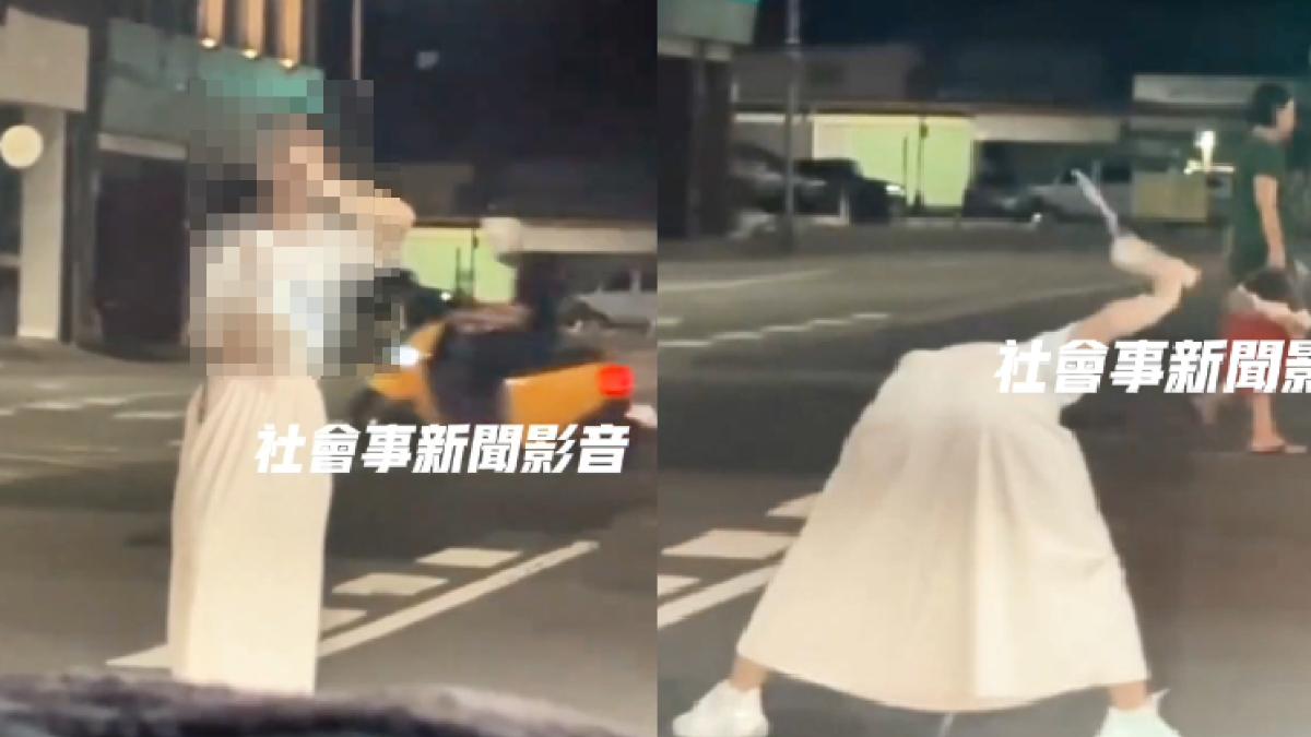 女子站在道路中央疑似在進行詭異儀式。（圖／翻攝自社會事新聞影音）