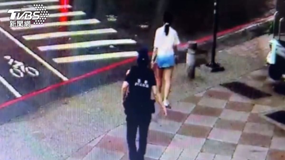 女子淋雨進行法事,員警獲報前往關懷。(圖/TVBS)