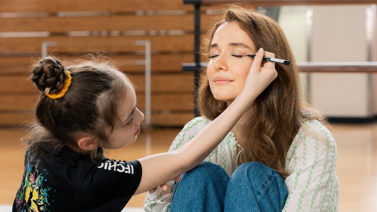 選手幫瑞莎化妝。（圖／IFCHIC提供）