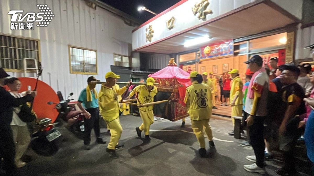 媽祖的鑾轎在餐庭前三進三退。（圖／白沙屯拱天宮）