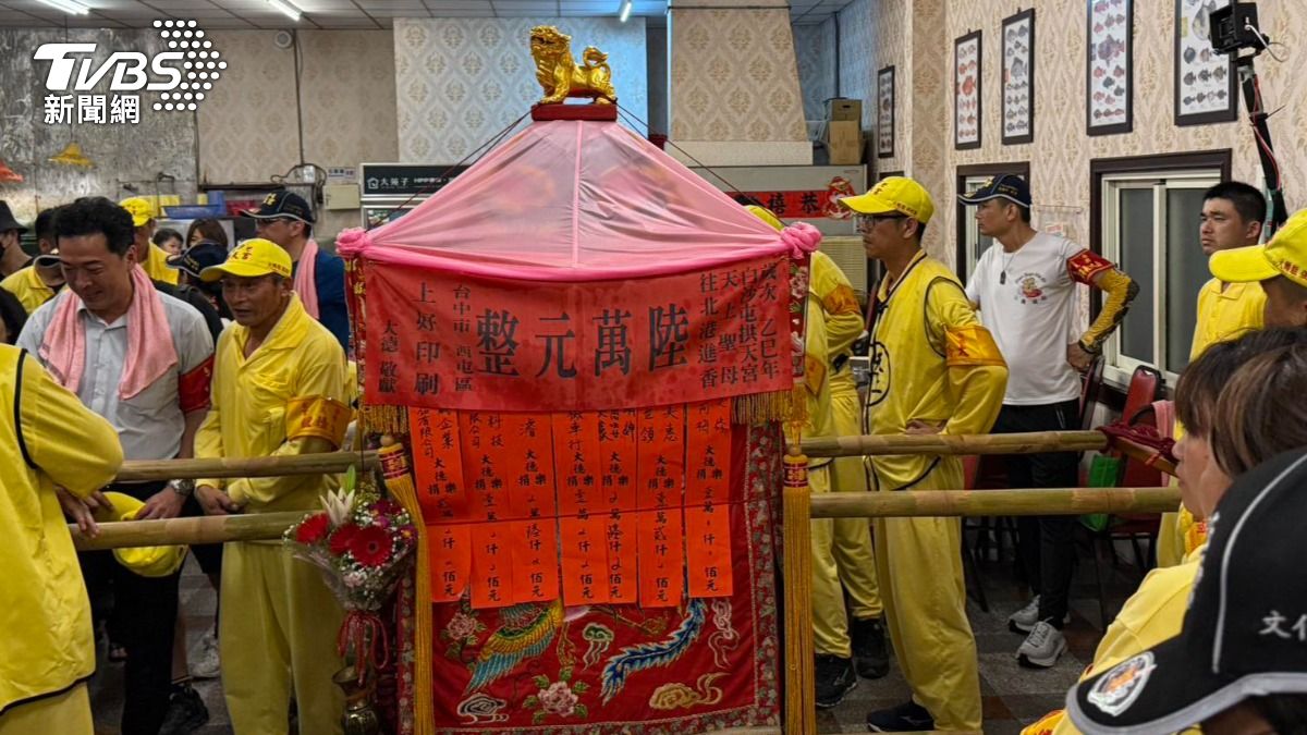 鑾轎駐駕在海鮮餐廳。(圖/白沙屯拱天宮)