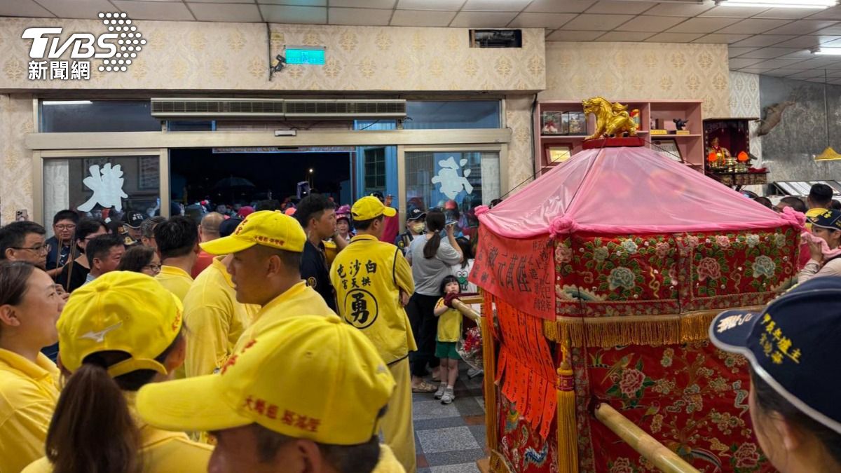 店家和餐廳的客人又驚又喜。(圖/白沙屯拱天宮)