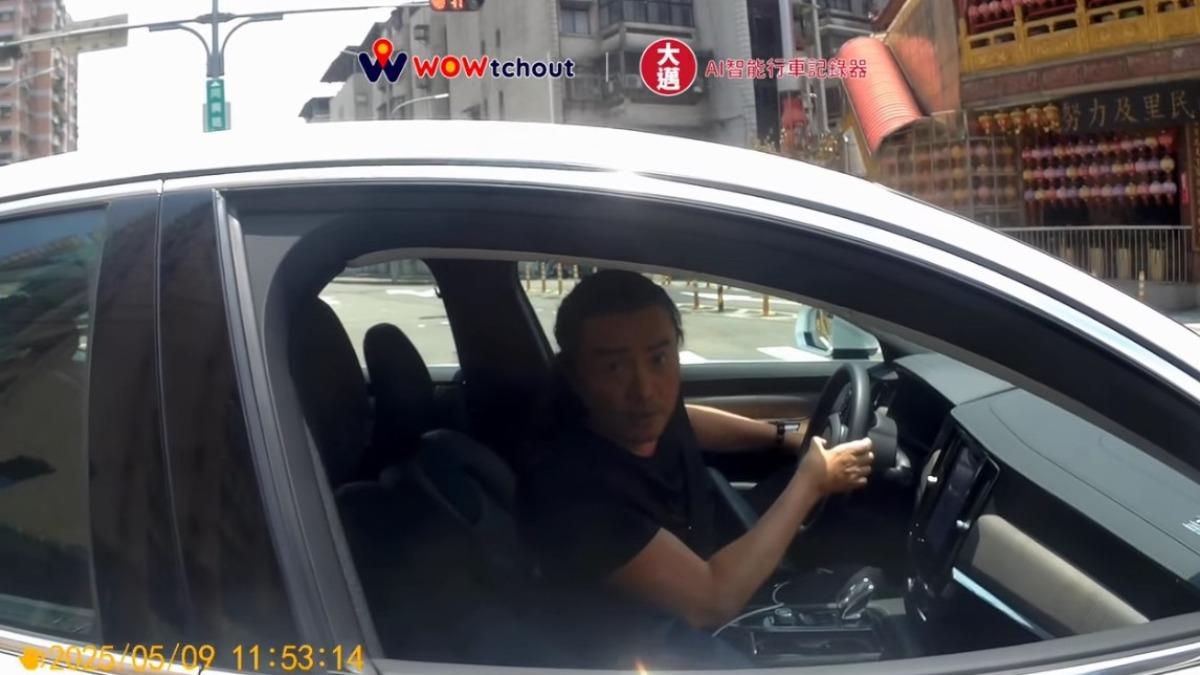有眼尖的網友發現汽車駕駛正是藝人李㼈。（圖／翻攝自WoWtchout-地圖型行車影像分享平台）