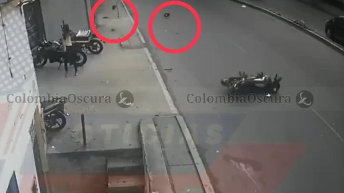 機車騎士被電纜擊中，安全帽、頭顱滾向不同地方。（圖／取自X）