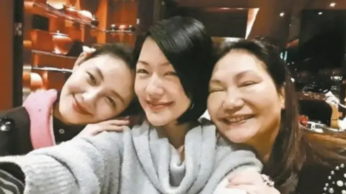 S媽（右）痛失女兒大S（左），明小S將和家人們在家陪媽媽過母親節。（圖／翻攝自微博）