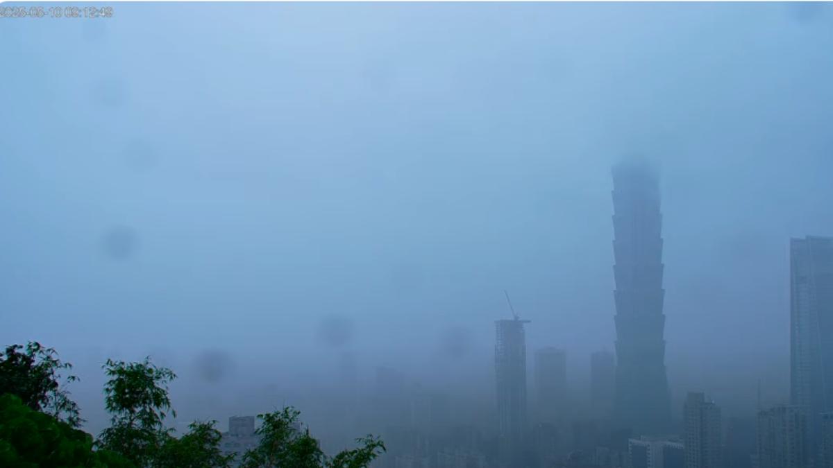 台北今天早上大雨，台北101幾乎看不見。（圖／翻攝YOUTUBE Taipei Travel Live Cam  台北觀光即時影像）