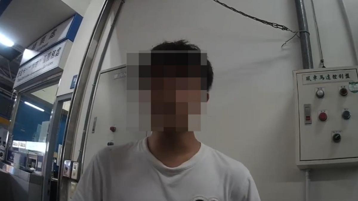 男子下車後在台鐵車站休息並接受詢問。(圖/TVBS)