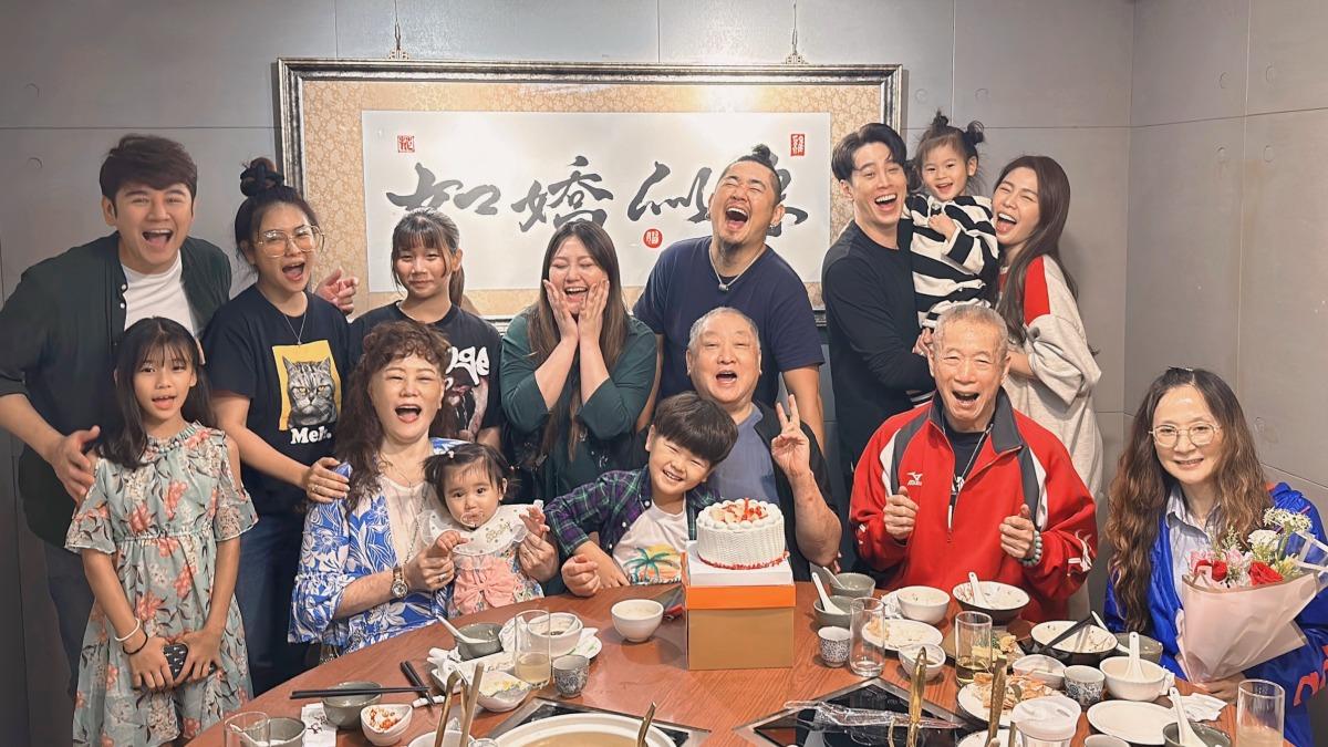 白家綺一家齊聚歡慶母親節。(圖/民視提供)