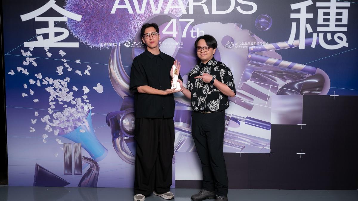 導演王浩泰（右）作品《青春的回擊殺球》，獲第47屆金穗獎最佳學生劇情片、最佳演員、最佳音樂音效3大獎。（圖／公共電視提供）