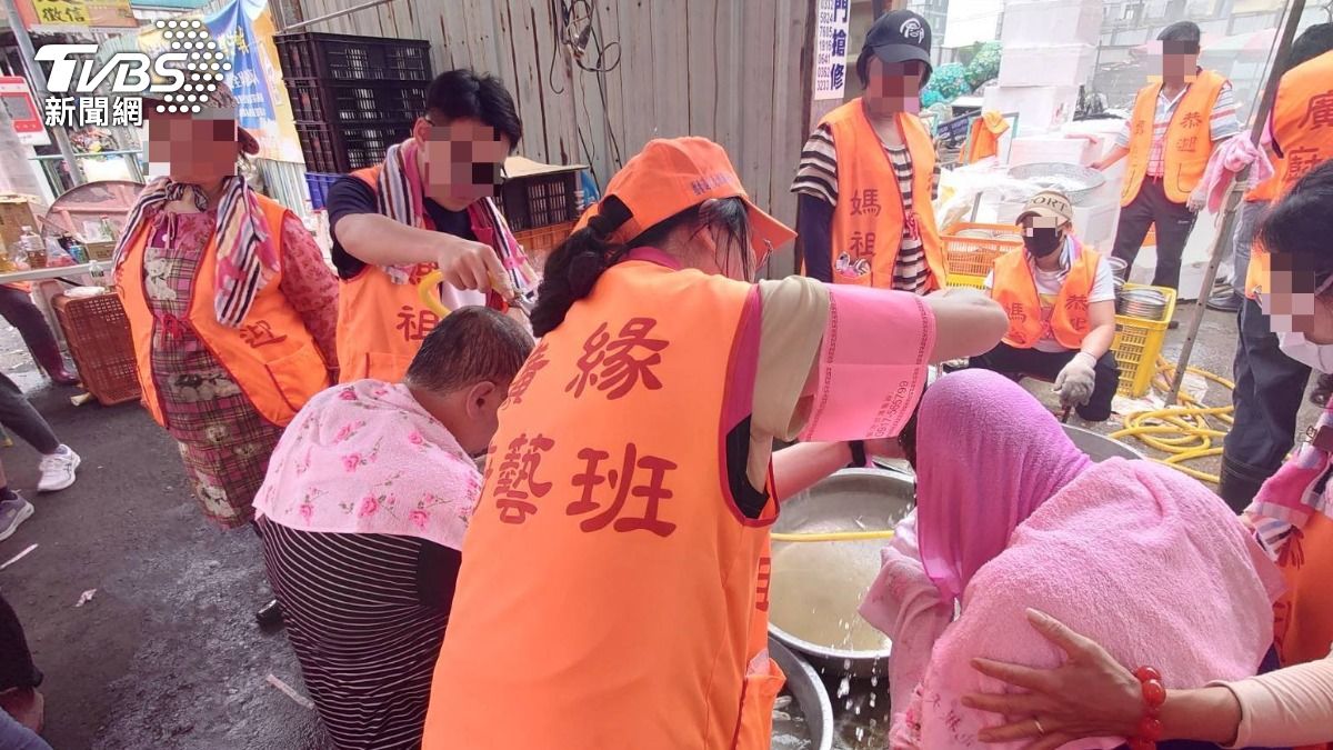 救護人員趕緊幫傷者沖水降溫。（圖／TVBS）