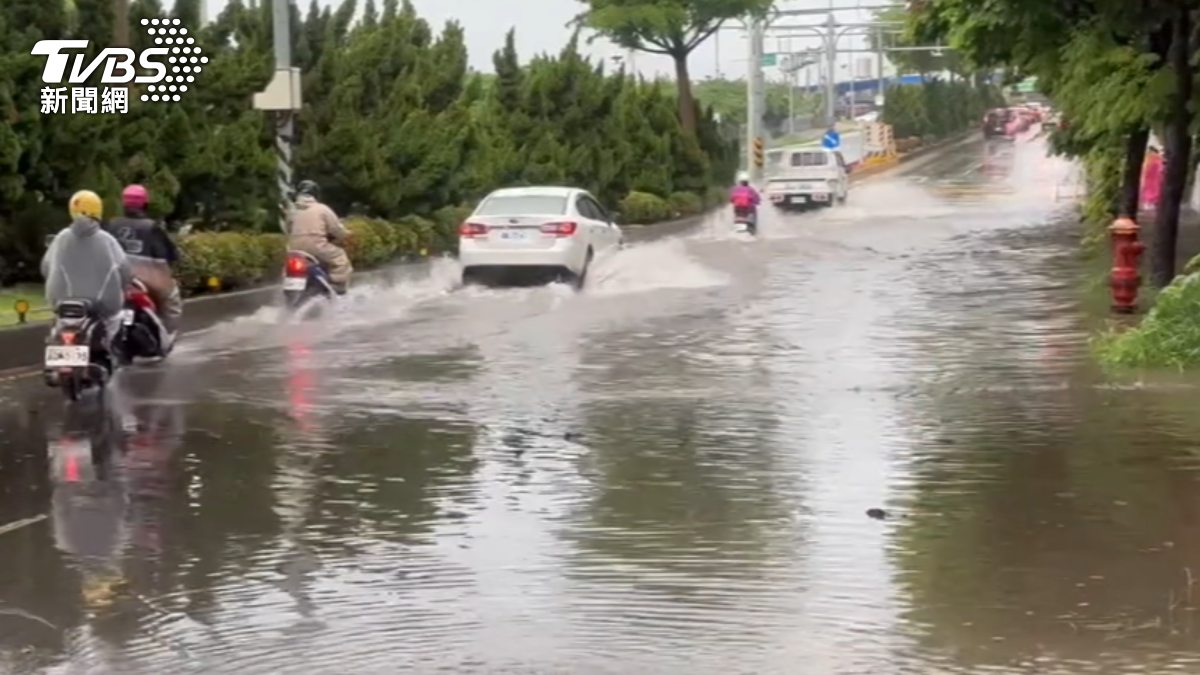 豪雨炸新竹！落石阻路　市場馬路變小河