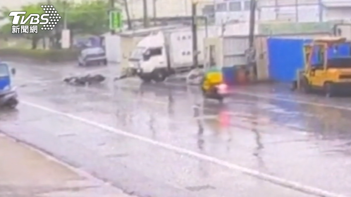 車速快？雨太大？機車煞不住猛撞貨車　騎士「噴飛骨折」