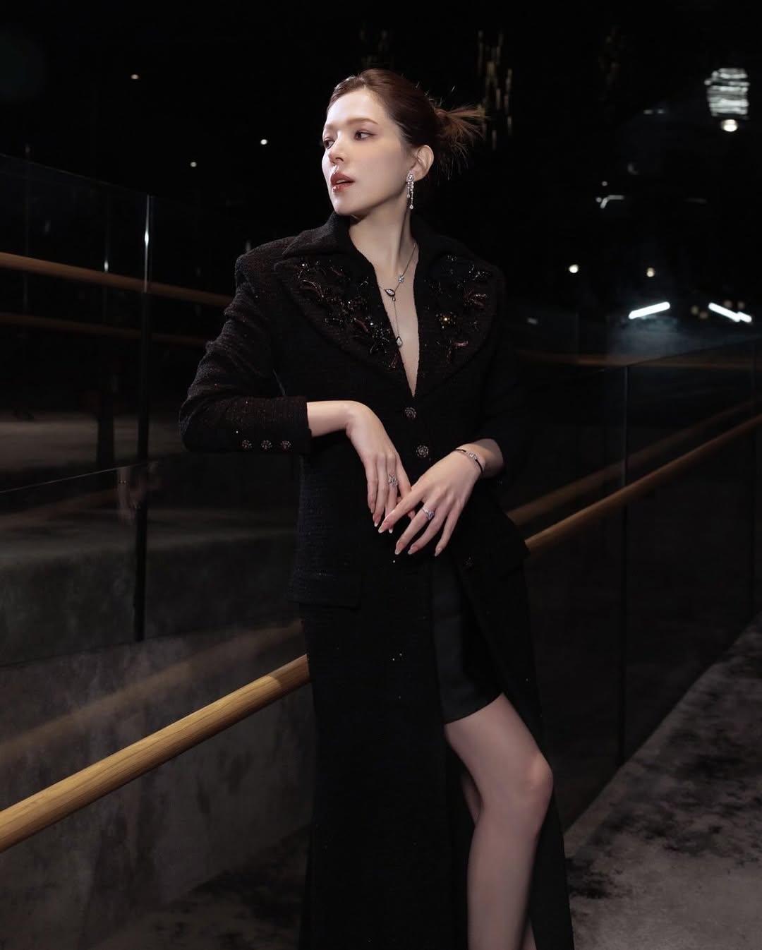 許瑋甯雙手放在小腹前的手勢，被猜疑是否在「護肚」。（圖／翻攝自許瑋甯IG）