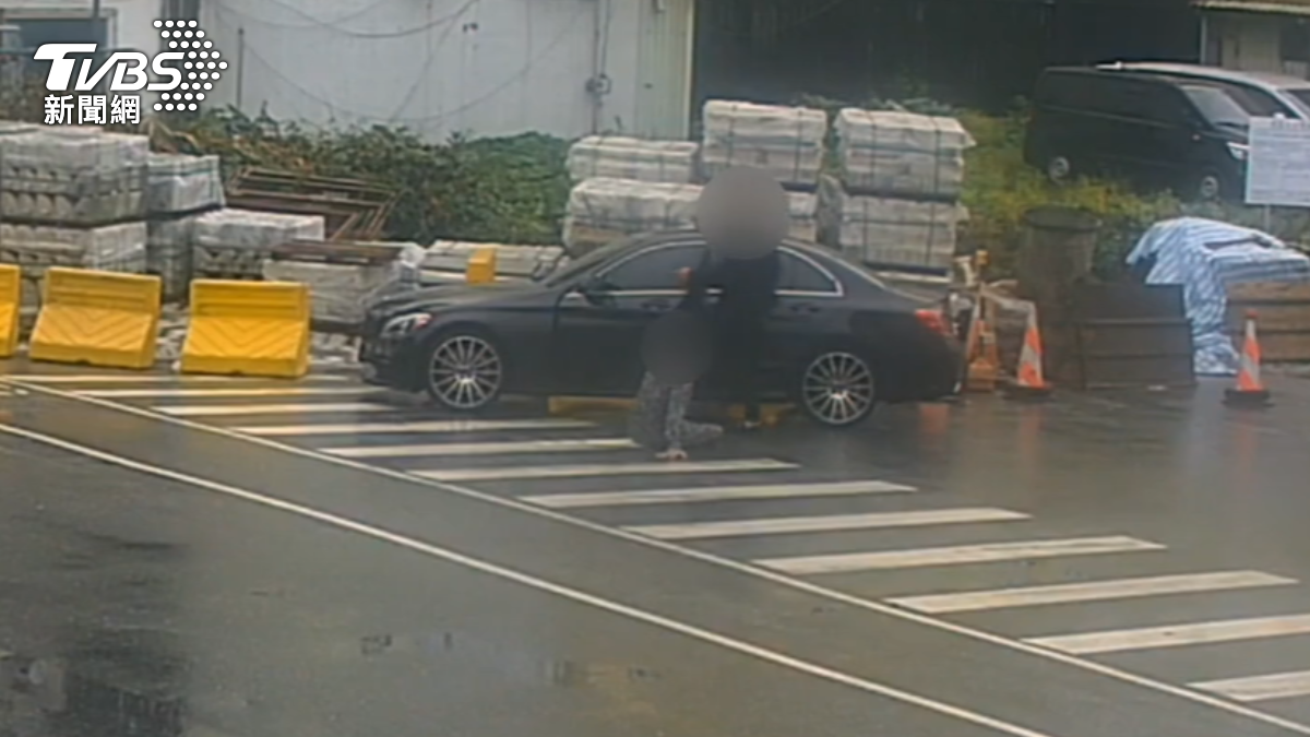 揮拳不夠！疑借車糾紛　男持「電纜線」打人