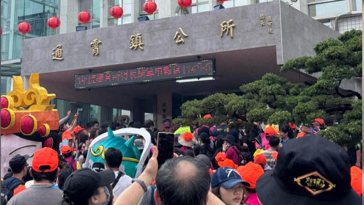 白沙屯媽祖今下午突然選定在通霄鎮公所駐駕過夜。（圖／翻攝自白沙屯拱天宮臉書）