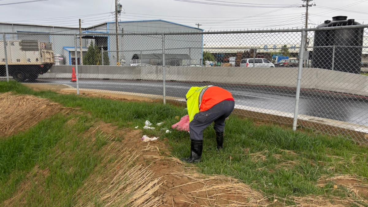 台中市大雅區港尾路高架橋下出現破損垃圾包。（圖／翻攝自臺中市政府官網）
