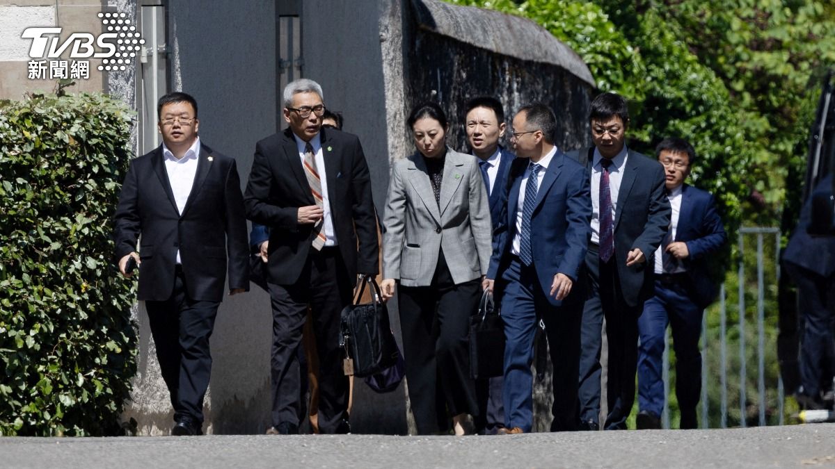 中國代表團成員離開日內瓦中美代表團貿易談判官邸。（圖／達志影像路透社）