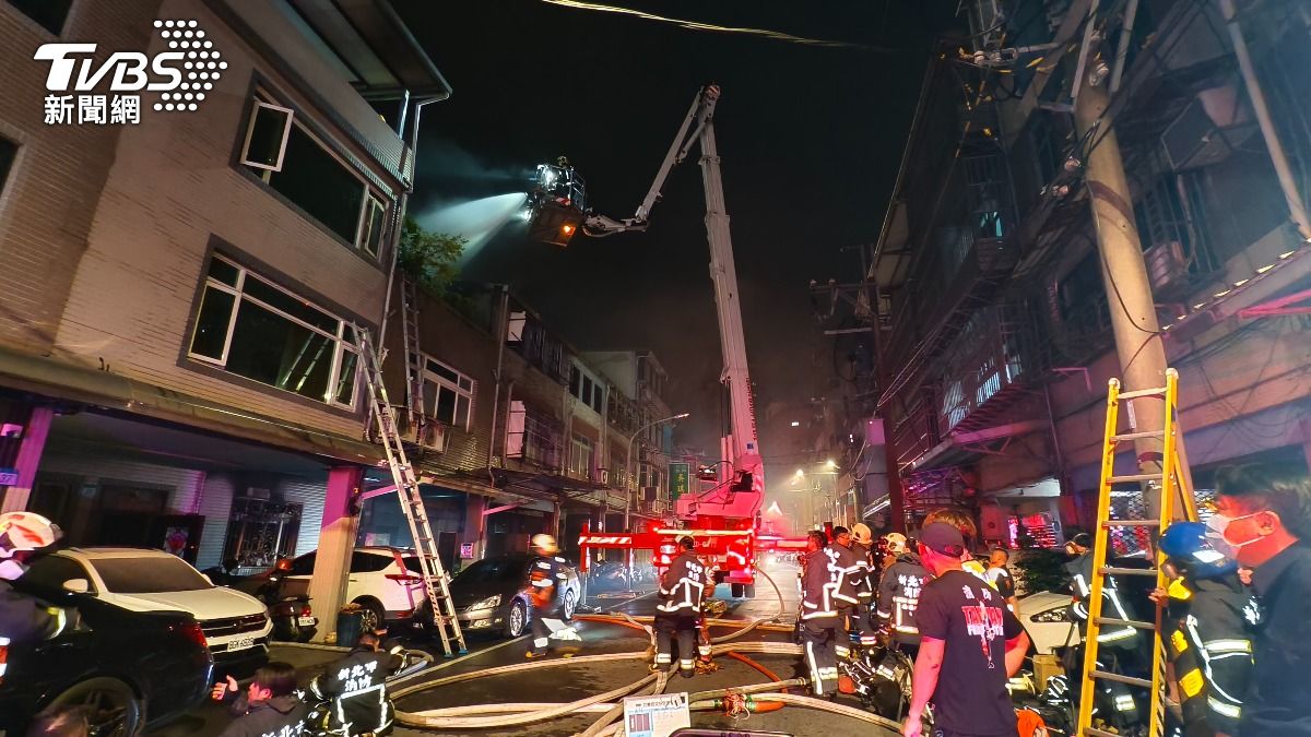 新北市三峽區大仁路一處三層樓透天住宅今（10）日凌晨0時許發生火警，屋內三名住戶驚險逃生。（圖／陳冠宇攝）