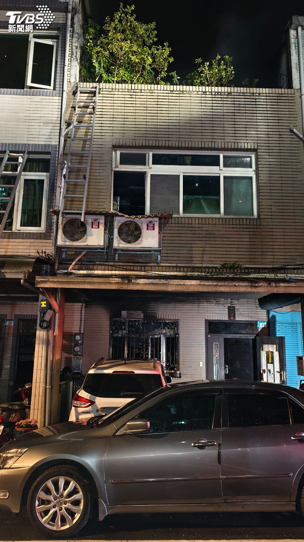 鄭女與兒子自二樓窗戶跳出,先踩上遮雨棚再躍至一樓停放的車輛車頂,成功脫困。(圖/陳冠宇攝)