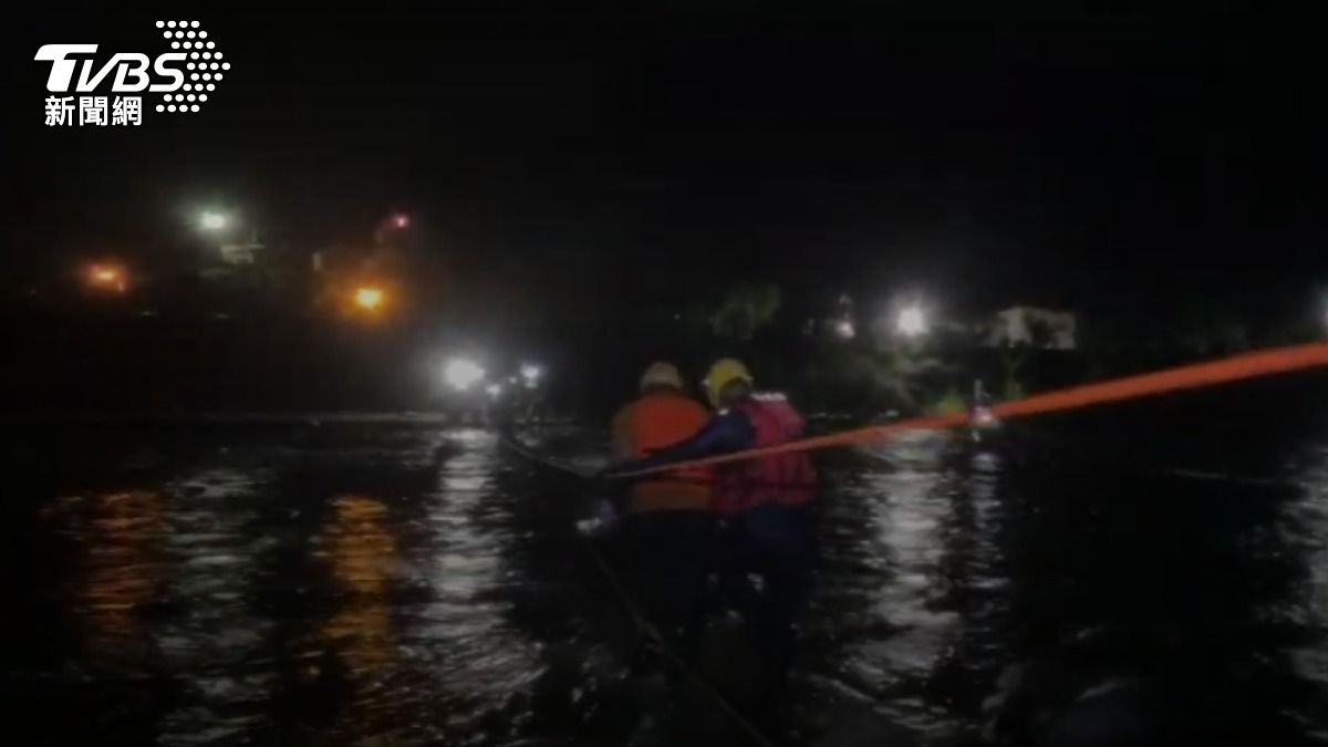 花蓮八里灣山區溪水暴漲,民眾受困。(圖/TVBS)