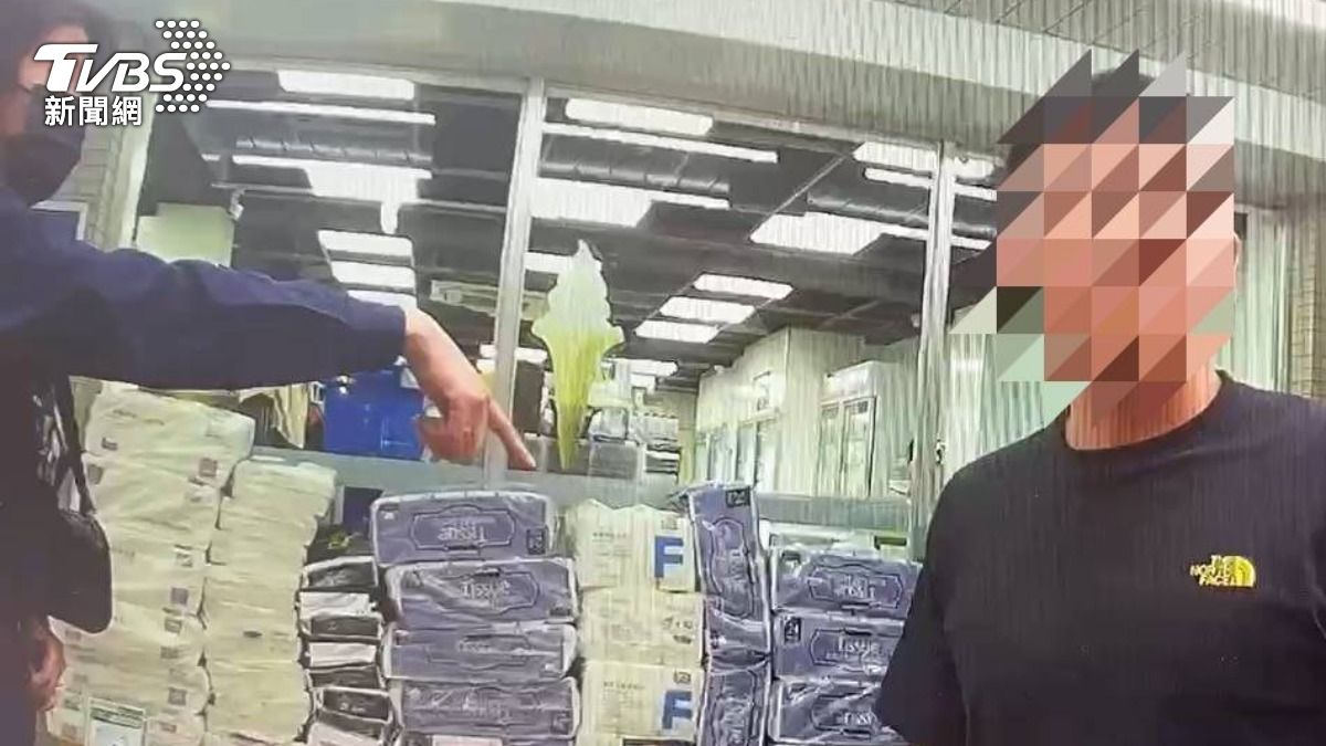 男子自稱酒醉開錯車門，反嗆警方「我犯了什麼罪？」。（圖／TVBS）