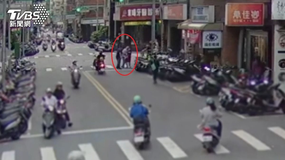 蔡姓退役警官（淺色上衣）在超市內竊取水果被店員逮個正著。（圖／TVBS）