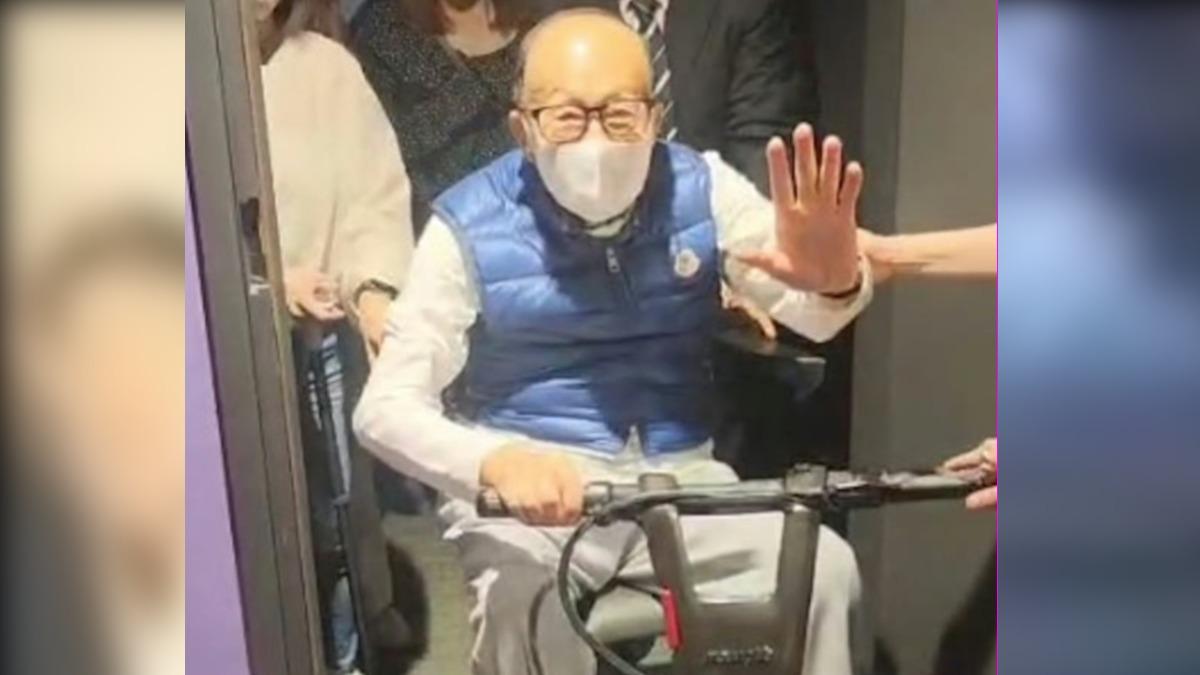 李嘉誠嗨看五月天演唱會　被問出售巴拿馬港口董事急回：退休啦別問