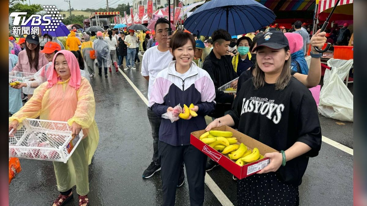 高虹安冒雨現身！白沙屯媽祖回鑾路上「發6000份熱食」挺信眾
