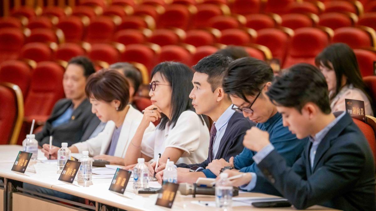 評審主播們為參賽學生專心評分。(圖/TVBS) 評審主播們為參賽學生專心評分。(圖/TVBS)