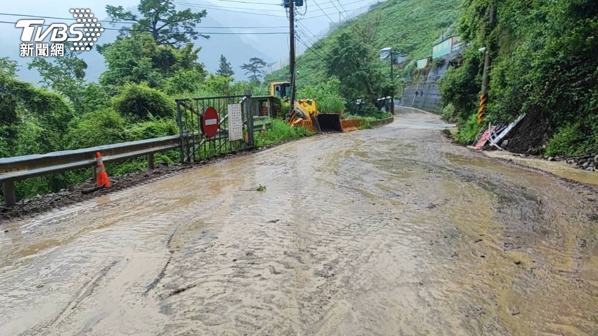 台8線84.5k梨山路段泥流遍布。(圖/TVBS)