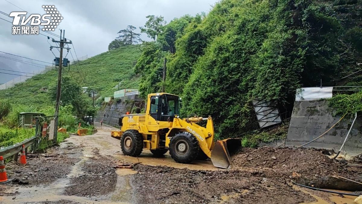 台8線84.5k梨山路段被土石流阻斷交通。(圖/TVBS)