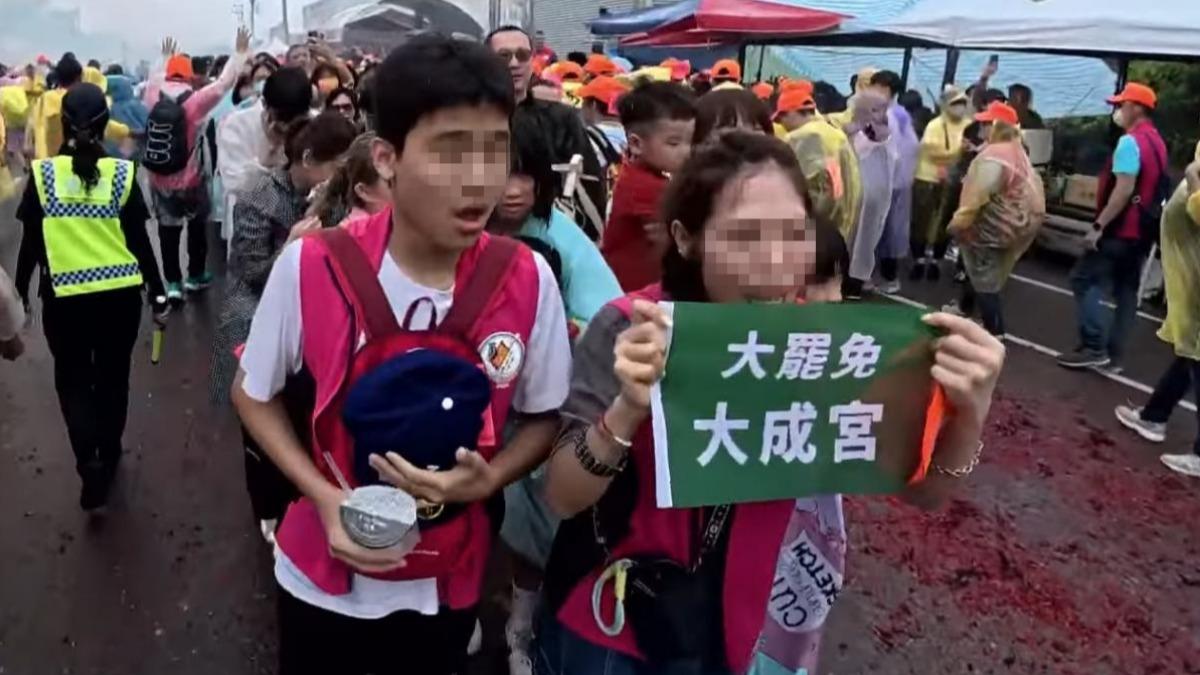 白沙屯媽祖早「預言罷免結局」！罷團妹鑽轎底　鑾轎急煞跑走了