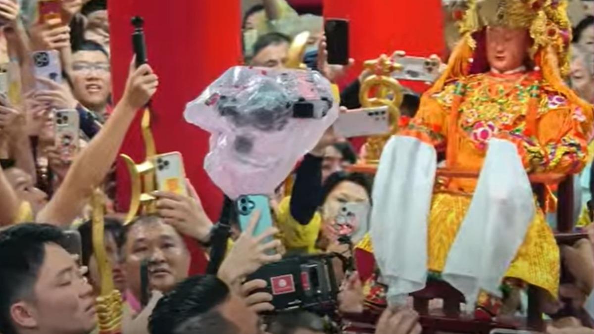 白沙屯媽祖回鑾！粉紅超跑十天踏5縣市　雨中「進喔進喔」回家