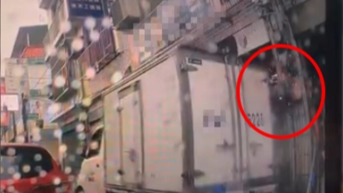 貨車駕駛撞壞住戶的電錶，一度噴出火光。（圖／翻攝自記憶八德臉書）