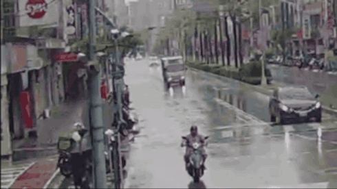 有片／大雨釀禍？貨車急煞「甩尾」撞進店面…夾娃娃機慘被撞爆