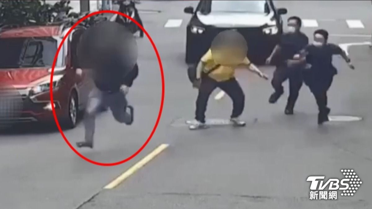 別跑！狂奔衝馬路跨分隔島　警追捕壓制　車手背5條通緝