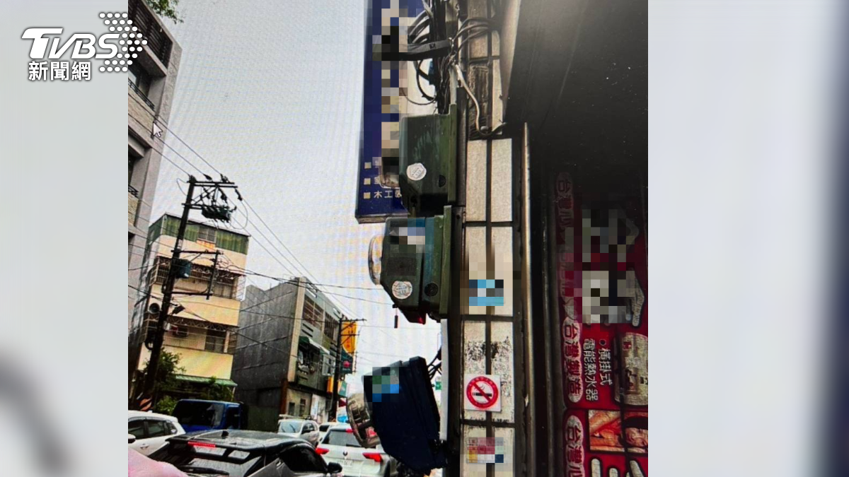 住戶電錶被撞壞，撞擊瞬間擦出火光。（圖／TVBS）