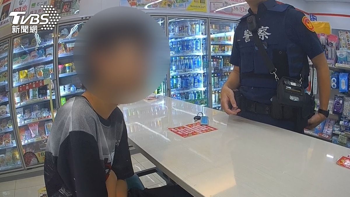 洪童無法接受轉學，於是趁父親外出取車時跑出門。（圖／TVBS）