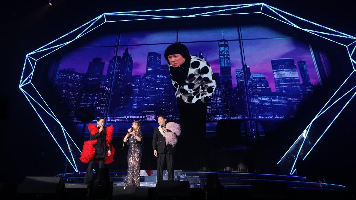 澎恰恰、陳亞蘭、王彩樺一起迎接豬哥亮。（圖／高雄流行音樂中心提供）